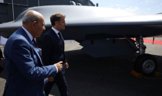 Le président français Macron visite le salon du Bourget 2025