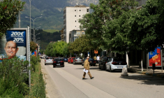 Des affiches électorales dans une rue de Gjirokastra, en Albanie, le 7 mai 2025 ( AFP / Adnan Beci )