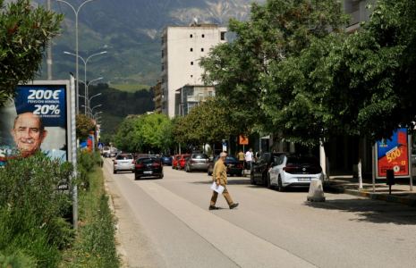 Des affiches électorales dans une rue de Gjirokastra, en Albanie, le 7 mai 2025 ( AFP / Adnan Beci )