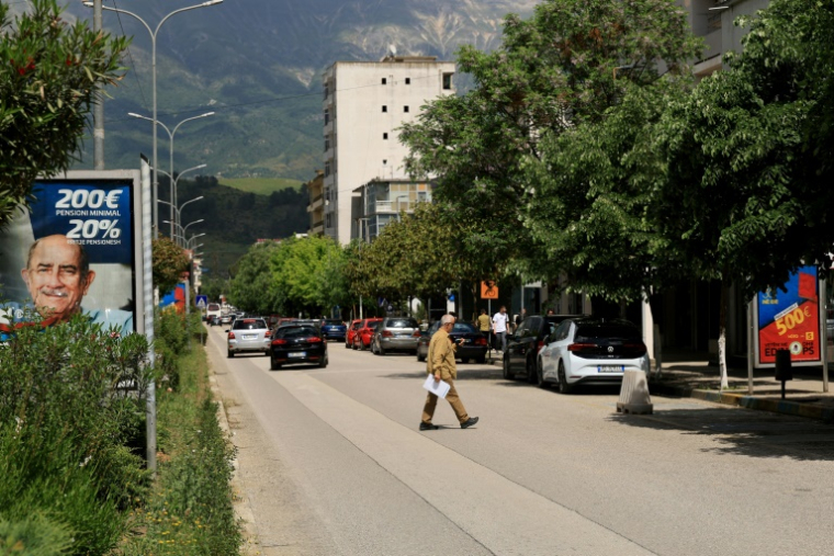 Des affiches électorales dans une rue de Gjirokastra, en Albanie, le 7 mai 2025 ( AFP / Adnan Beci )