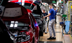 Photo d'un ouvrier de la chaîne de montage Volkswagen à Wolfsburg, en Allemagne