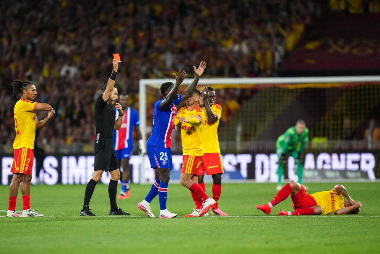 Le PSG s'étonne du rapport d'arbitrage sur l'expulsion de Nuno Mendes