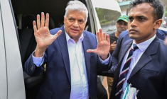 L'ancien président du Sri Lanka, Ranil Wickremesinghe (g) arrive pour comparaître devant un tribunal après son arrestation à Colombo, le 22 août 2025 ( AFP / Ishara S. KODIKARA )