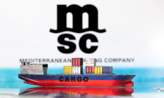 Une maquette de porte-conteneurs devant le logo de la Mediterranean Shipping Company (MSC)