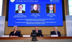 L'Académie royale suédoise des sciences annonce les lauréats du prix Nobel de physique 2022 lors d'une conférence de presse à Stockholm