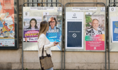 (g-d) Des affiches électorales des candidats à la mairie de Paris, Sophia Chikirou, Rachida Dati et Emmanuel Grégoire dans une rue de Paris, avant le 2e tour des municipales, le 19 mars 2026  ( AFP / Charlotte SIEMON )