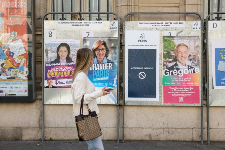 (g-d) Des affiches électorales des candidats à la mairie de Paris, Sophia Chikirou, Rachida Dati et Emmanuel Grégoire dans une rue de Paris, avant le 2e tour des municipales, le 19 mars 2026  ( AFP / Charlotte SIEMON )