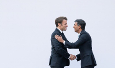 Le président français, Emmanuel Macron, serre la main du Premier ministre britannique, Rishi Sunak lors du sommet de la COP27