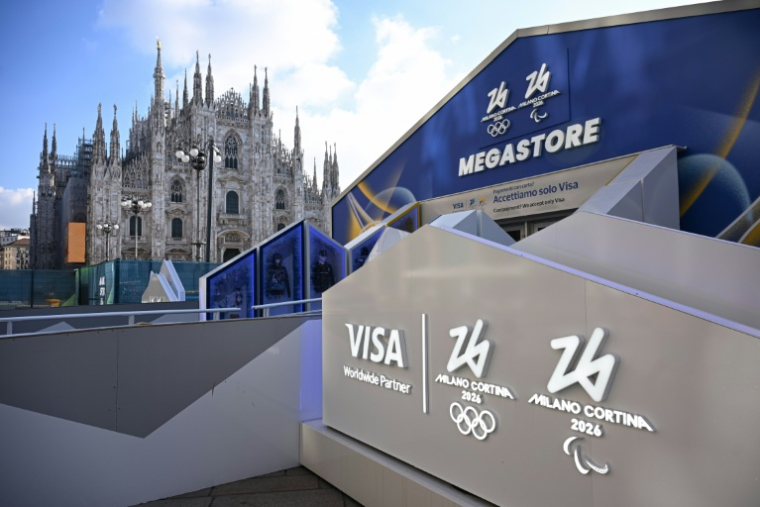 Une boutique officielle des JO de Milan-Cortina sur la place du Duomo, le 26 janvier 2026  ( AFP / Piero CRUCIATTI )