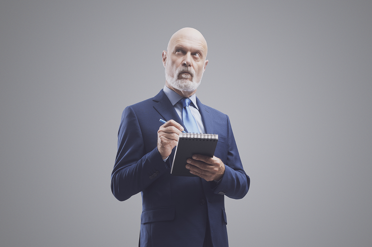 (Crédits photo : Adobe Stock - banquier et relevé annuel détaillé de frais bancaires)