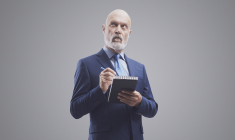 (Crédits photo : Adobe Stock - banquier et relevé annuel détaillé de frais bancaires)