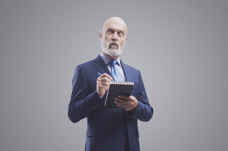 (Crédits photo : Adobe Stock - banquier et relevé annuel détaillé de frais bancaires)