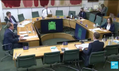 Covid-19 au Royaume-Uni : Boris Johnson s'apprête à repousser la levée des dernières restrictions