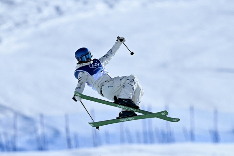 La Chinoise Eileen Gu durant la finale du ski half-pipe des JO-2026 le 22 février 2026 à Livigno ( AFP / Kirill KUDRYAVTSEV )