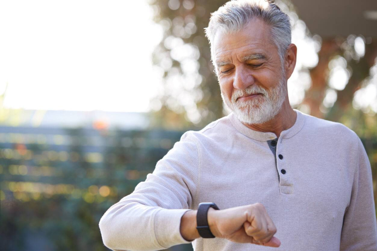 Et si votre montre se rechargeait à la lumière ? / iStock.com - monkeybusinessimages