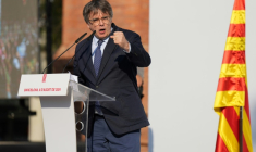 Le leader séparatiste catalan Carles Puigdemont lors d'un discours à Barcelone le 8 août 2024 ( AFP / Cesar Manso )