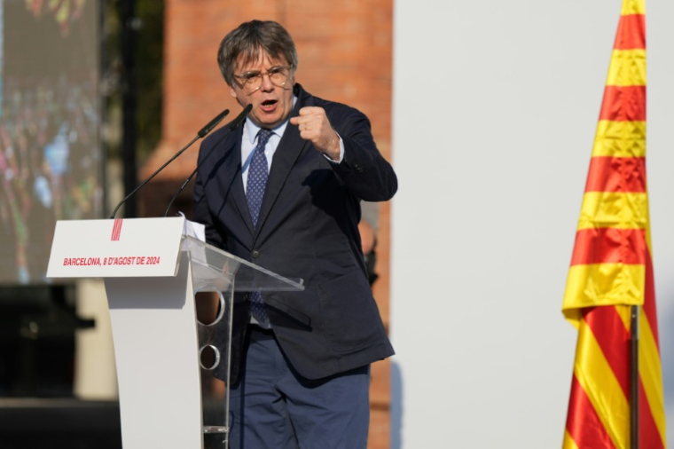 Le leader séparatiste catalan Carles Puigdemont lors d'un discours à Barcelone le 8 août 2024 ( AFP / Cesar Manso )