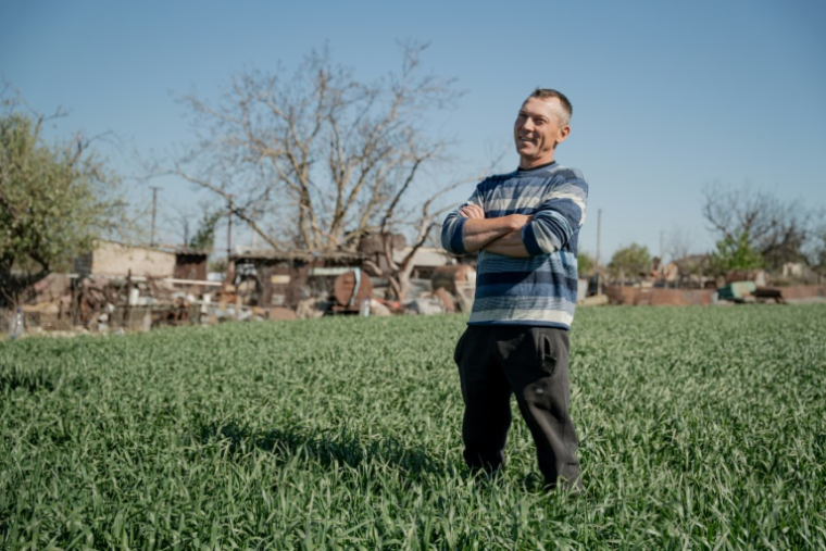 Le fermier ukrainien Ihor Kniazev a déminé seul une partie de son champ et planté du blé, dans le village de Dovhenke, dans la région de Kharkiv, le 2 mai 2025 ( AFP / Ivan SAMOILOV )