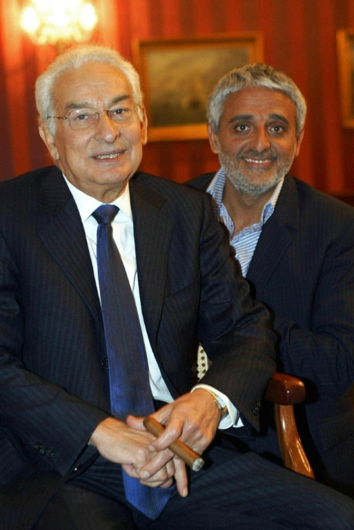 Isidore Partouche et son fils Patrick Partouche le 29 décembre 2003 au casino de Saint-Amand-les-Eaux (Nord) AFP PHOTO FRANCOIS LO PRESTI ( AFP / FRANCOIS LO PRESTI )