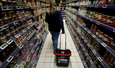 Des clients font leurs courses dans un supermarché à La Verrie