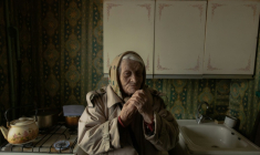 Evguénia Iaromina, 89 ans, dans sa cuisine à Kiev, le 26 janvier 2026 ( AFP / Roman PILIPEY )