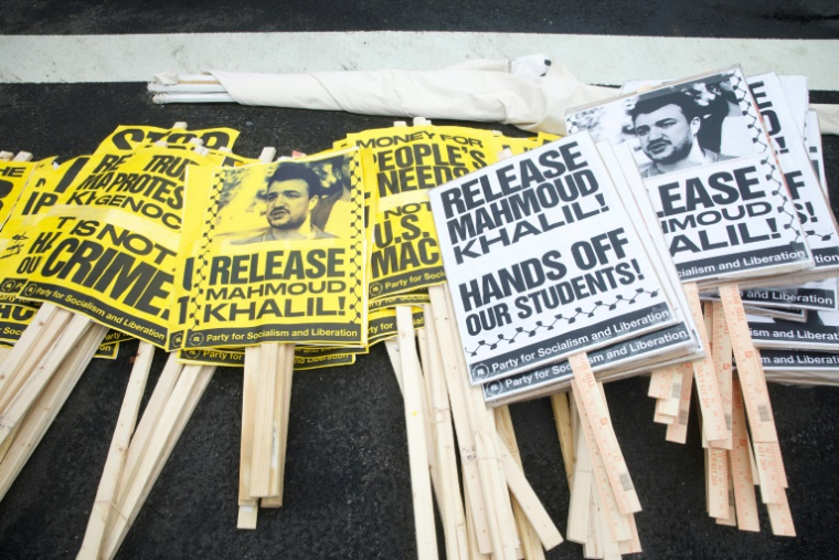 Des pancartes de soutien à Mahmoud Khalil durant une manifestation nationale contre la politique du président américain Donald Trump, à Washington, le 5 avril 2025 ( AFP / Amid FARAHI )