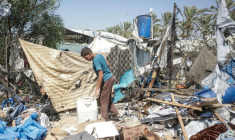 Un jeune Palestinien déplacé examine les dégâts sur le site d'une frappe israélienne présumée contre une tente à Khan Younès, dans le sud de la bande de Gaza, le 16 août 2026 ( AFP / Bashar Taleb )