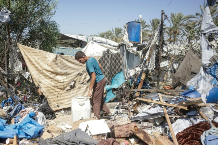 Un jeune Palestinien déplacé examine les dégâts sur le site d'une frappe israélienne présumée contre une tente à Khan Younès, dans le sud de la bande de Gaza, le 16 août 2026 ( AFP / Bashar Taleb )