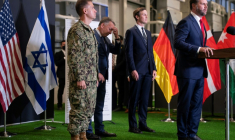 Le vice-président américain JD Vance s'exprime lors d'une conférence de presse dans le sud d'Israël, le 21 octobre 2025 ( POOL / Nathan HOWARD )