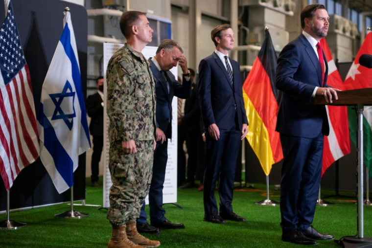 Le vice-président américain JD Vance s'exprime lors d'une conférence de presse dans le sud d'Israël, le 21 octobre 2025 ( POOL / Nathan HOWARD )