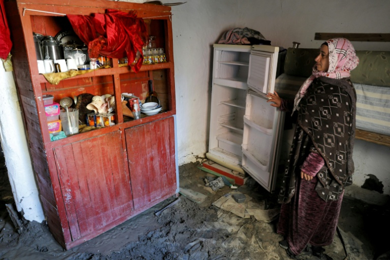 Yamna Chtata inspecte les dégâts dans sa maison touchée par les inondations qui ont frappé le nord et l'ouest du Maroc, dans la région de Kénitra, le 20 février 2026 ( AFP / Abdel Majid BZIOUAT )