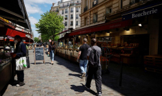 Photo d'archives de passants devant des magasins d'alimentation à Paris