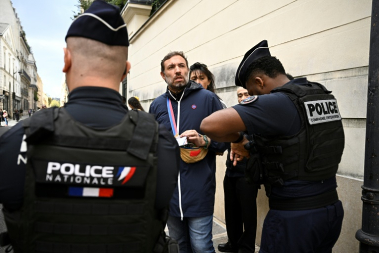 Le député de La France Insoumise Thomas Portes (c, est contrôlé par la police alors qu'il rejoint un rassemblement organisé par des manifestants et des proches demilitants français ayant participé à la flottille pour Gaza près de l'Hôtel Matignon, le 5 octobre 2025 à Paris ( AFP / JULIEN DE ROSA )