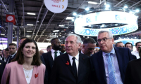 Le Premier ministre François Bayrou (c), accompagné de la ministre déléguée à l'IA et au numérique Clara Chappaz (g), visite le salon VivaTech, le 12 juin 2025 à Paris ( AFP / Thomas SAMSON )