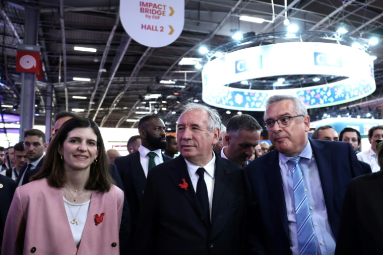 Le Premier ministre François Bayrou (c), accompagné de la ministre déléguée à l'IA et au numérique Clara Chappaz (g), visite le salon VivaTech, le 12 juin 2025 à Paris ( AFP / Thomas SAMSON )