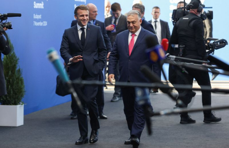 Emmanuel Macron et Viktor Orban au sommet de la Communauté politique européenne à Budapest