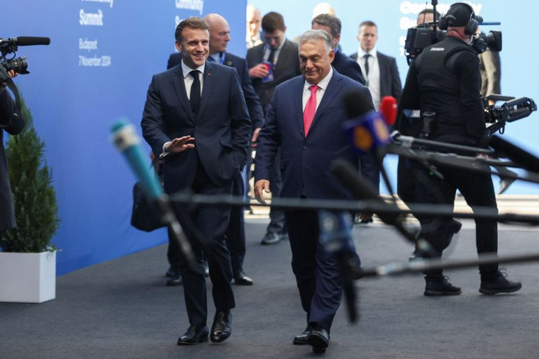 Emmanuel Macron et Viktor Orban au sommet de la Communauté politique européenne à Budapest