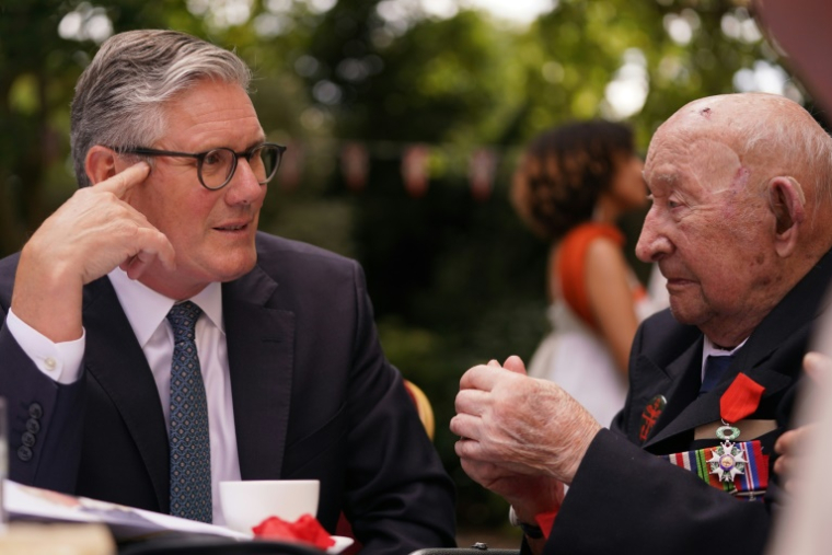 Keir Starmer échange avec Stanley Ellis, vétéran de la Seconde Guerre mondiale, dans les jardins de Downing Street à Londres le 14 août 2025 ( POOL / Alberto Pezzali )