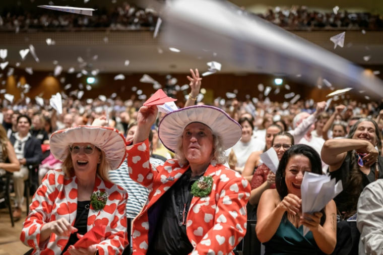 Le public lance des avions en papier comme le veut la tradition lors de la cérémonie des Ig Nobel 2026 à Zurich, le 3 septembre 2026 ( AFP / Fabrice COFFRINI )