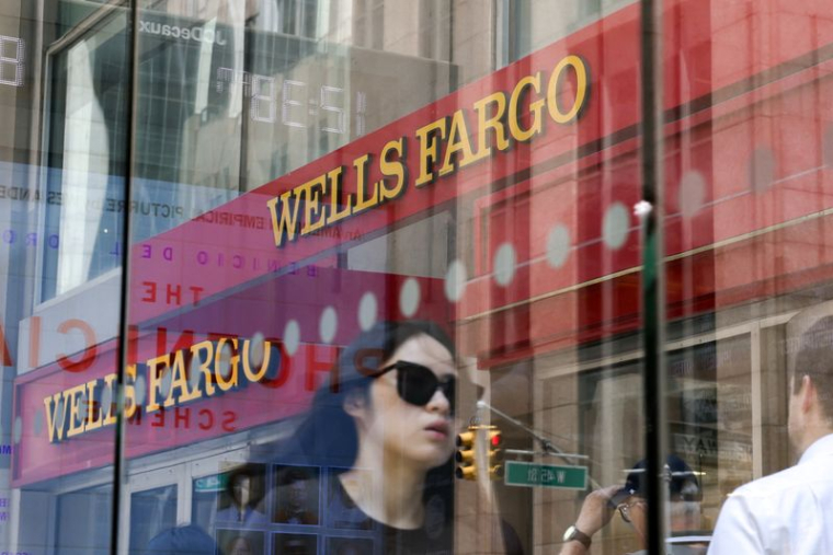 Des personnes passent devant une banque Wells Fargo à New York