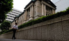 Un homme passe devant le siège de la Banque du Japon (BoJ) à Tokyo