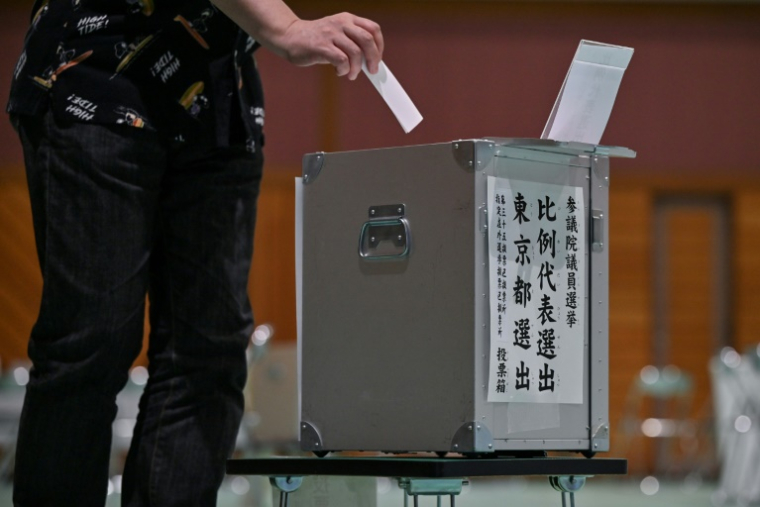 Un électeur vote pour les élections à la chambre haute du Japon, qui s'annoncent à haut risque pour le Premier ministre Shigeru Ishiba, le 20 juillet 2025 à Tokyo  ( AFP / Richard A. Brooks )