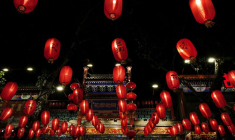 Des lanternes rouges décoratives sont suspendues devant un restaurant à Pékin