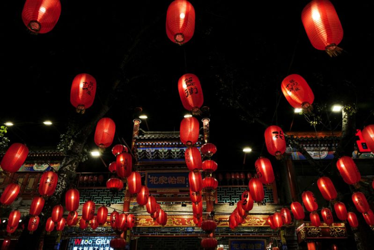Des lanternes rouges décoratives sont suspendues devant un restaurant à Pékin
