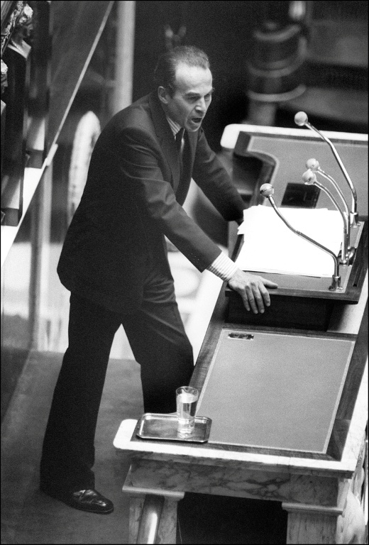 Robert Badinter, ministre de la Justice, défend l'abolition de la peine de mort, le 17 septembre 1981 à l'Assemblée nationale, à Paris ( AFP / DOMINIQUE FAGET )