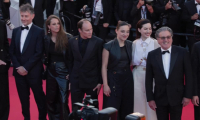Cannes : des stars sur le tapis rouge pour la présentation du film "Vie privée"
