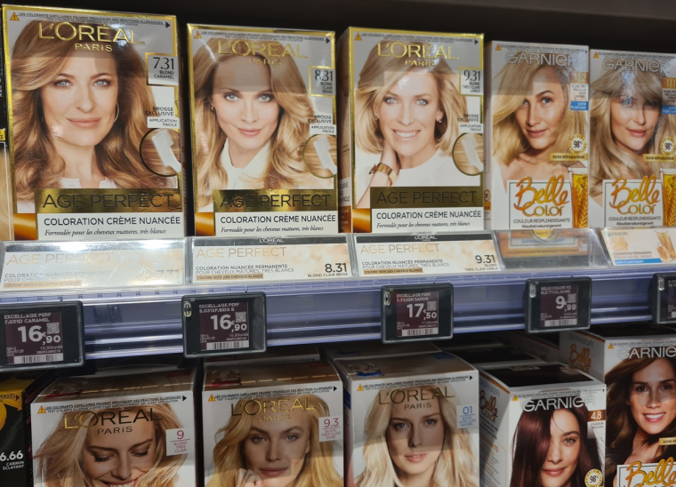 Un rayon de produits capillaires L'Oréal dans un grand magasin parisien. (Crédit: L. Grassin / )