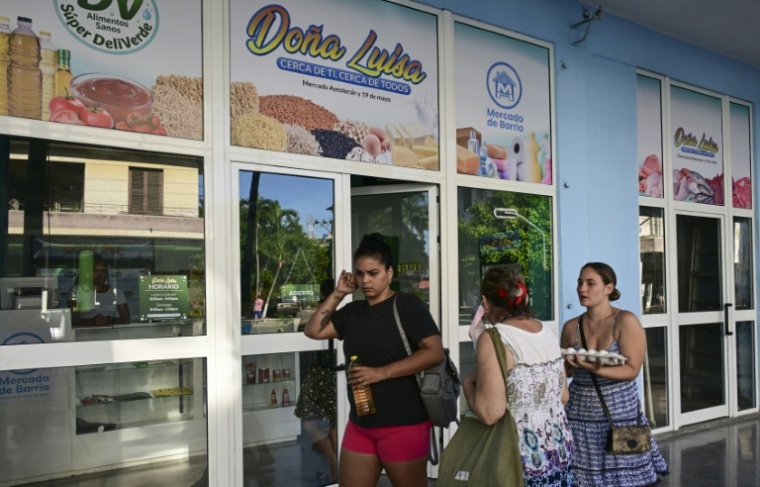 Des clientes à l'entrée d'un "marché de quartier" à La Havane, le 5 octobre 2026 à Cuba ( AFP / YAMIL LAGE )