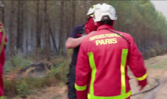Gironde: des pompiers venus de Paris luttent contre l'incendie monstre