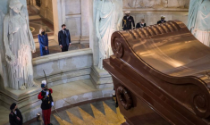 MACRON SALUE L'OEUVRE "EN CLAIR-OBSCUR" DE NAPOLÉON